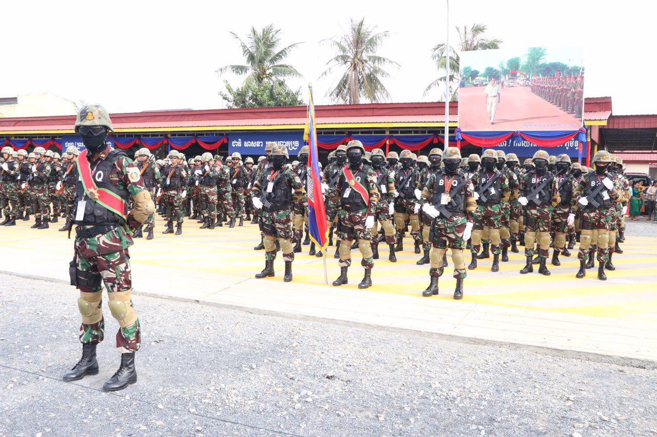全幅武装的洪森侍卫队成员列阵展示力量。