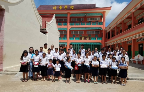 三所华校共有55名贫困生获得助学金和特別助学金。