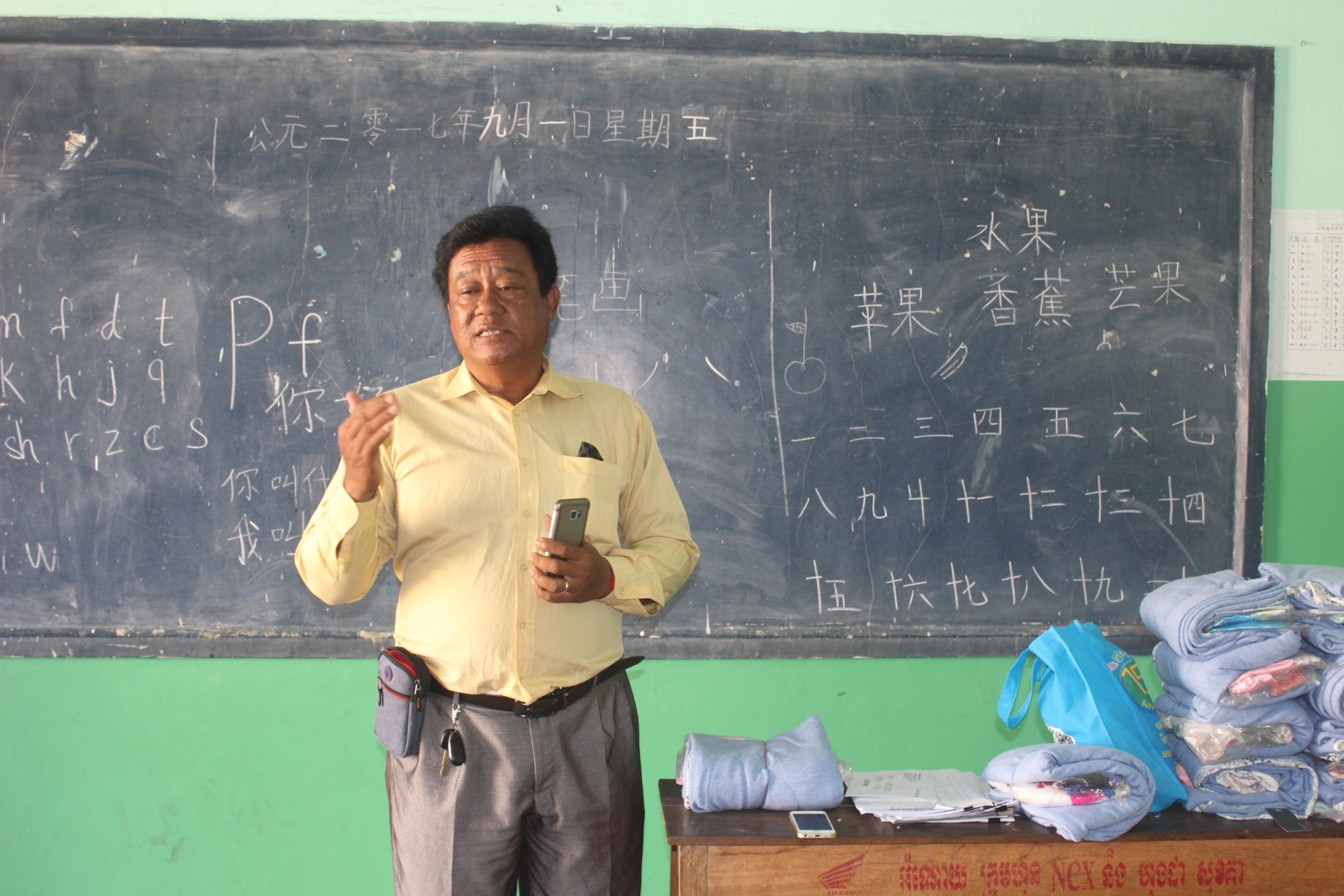 本报高级记者海速卡拉鼓励贫困生努力学中文。