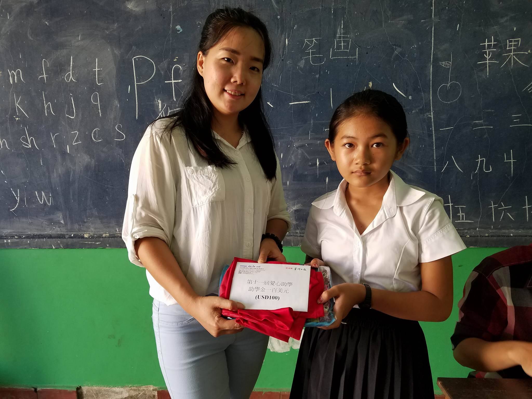 新民老师代表移交助学金。