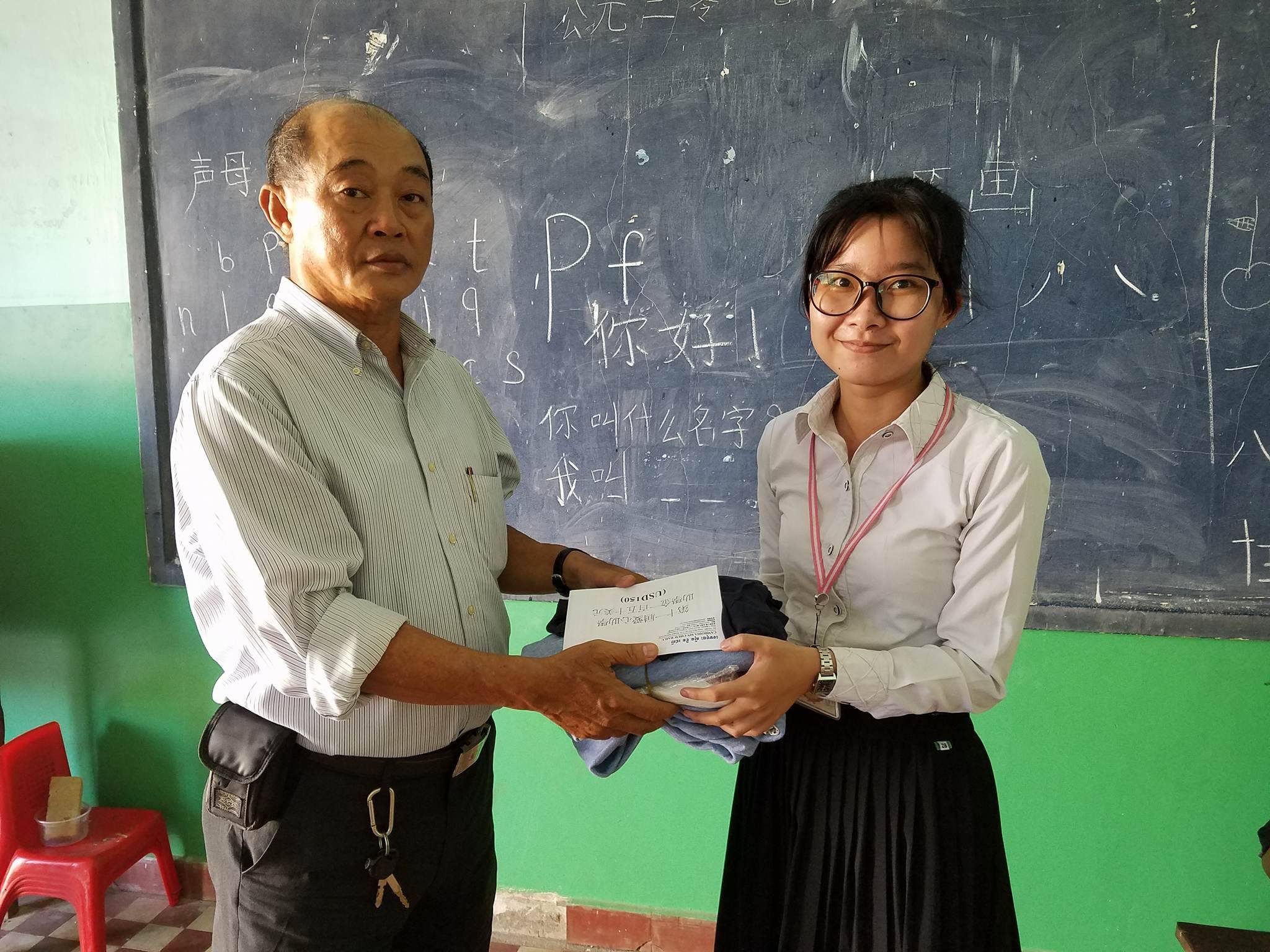 尤国泰代表移交助学金及物资。