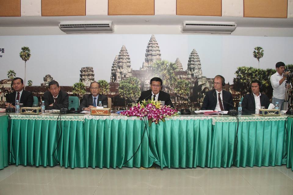 商业部长班苏拉萨（中）主持“国家木薯指导委员会”首次会议。
