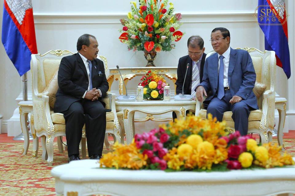 洪森总理（右）会见马国首相署部长贾米尔，双方举行友好会谈。