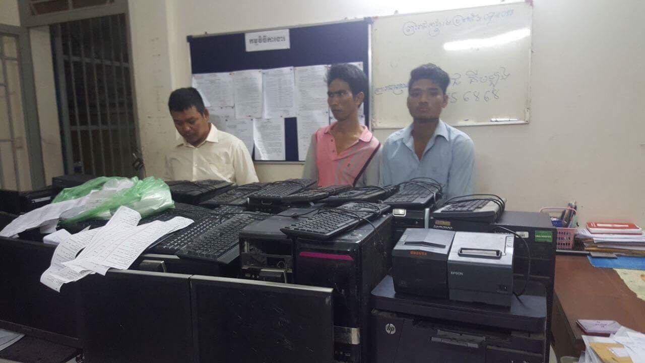 图为3名赌客在警局。