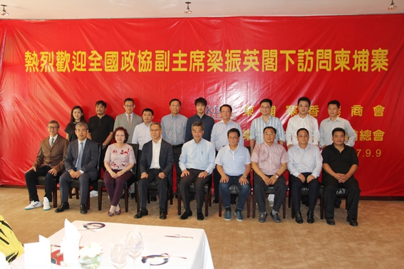 提供专业手术车 救治白内障病患  全国政协副主席梁振英致力民心相通工程