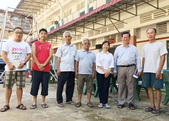 郑棉发勋爵走访乌廊启华学校
