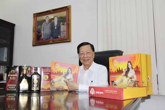 尊师重教 情笃华校  老汉兴酒业(集团)中秋佳节送月饼慰问老师