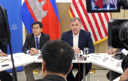 美国大使威廉海特召开新闻发佈会。（图：美国大使馆）