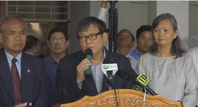救国党国会党鞭宋才在党总部外召开新闻发布会。