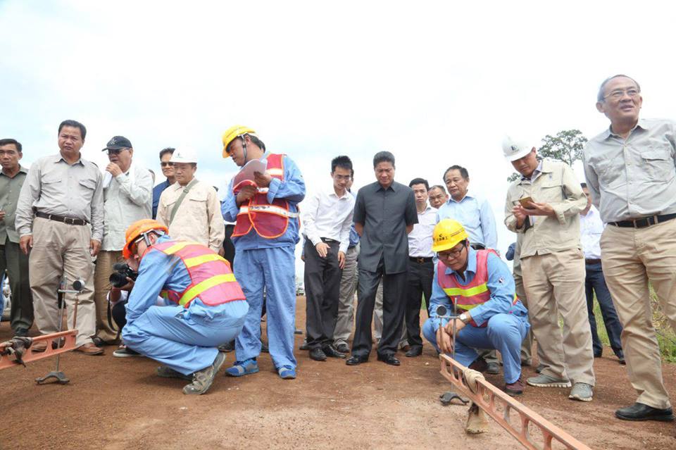 公共工程和运输部长孙占托视察58号公路维修工程。