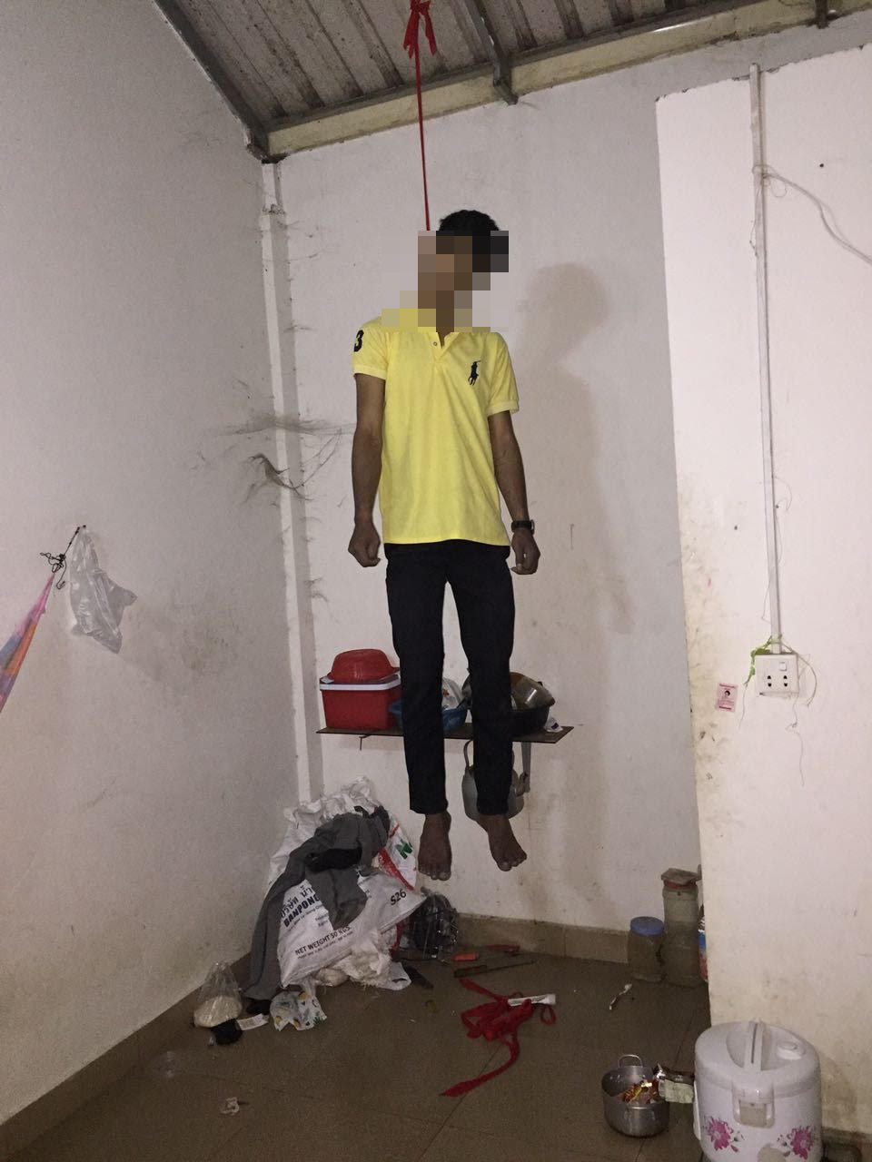 青年与女友分手伤心欲绝而上吊自杀。(图:柬埔寨星洲日报)