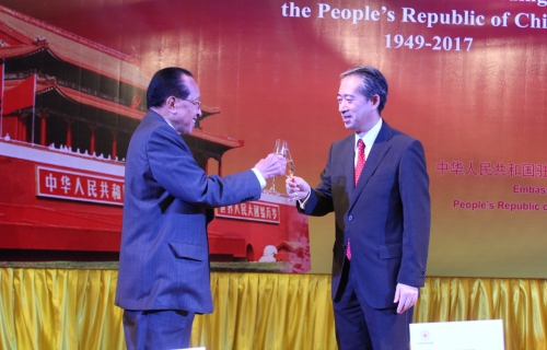 中国大使熊波与副总理何南丰碰杯庆祝中国68周年国庆。