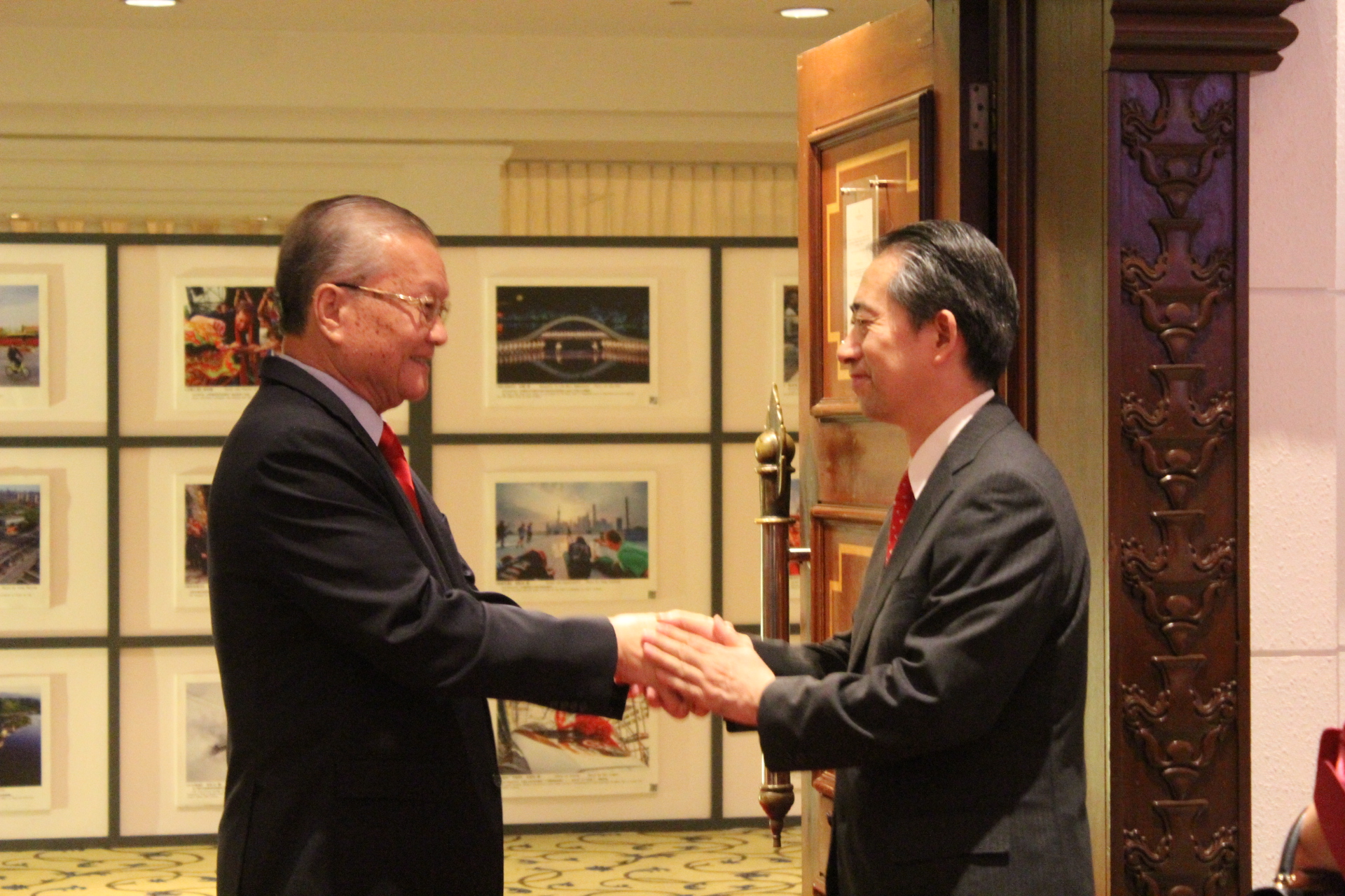 中国大使熊波欢迎国家选举委员会主席宋文福出席国庆招待会。