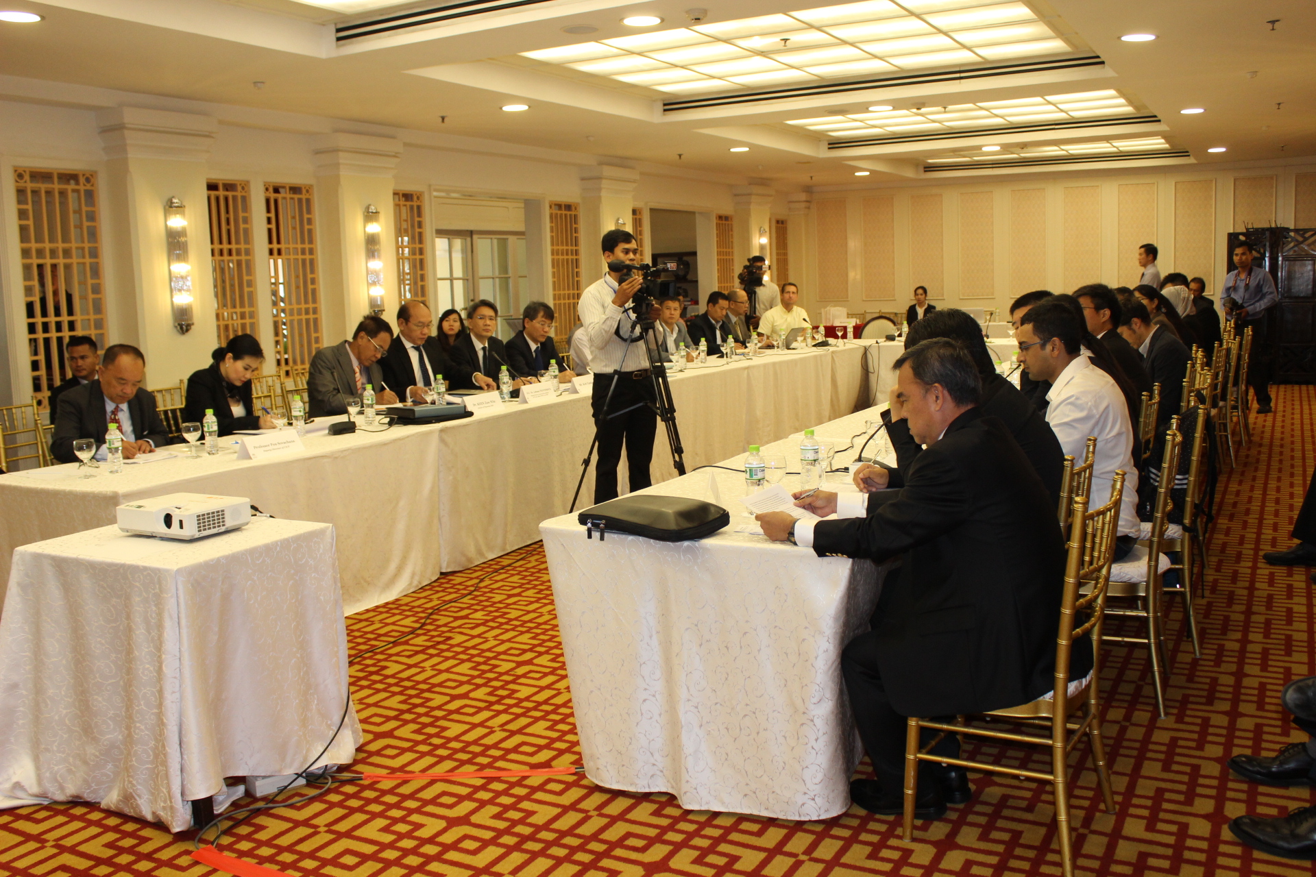 来自相关单位代表30余人与会。