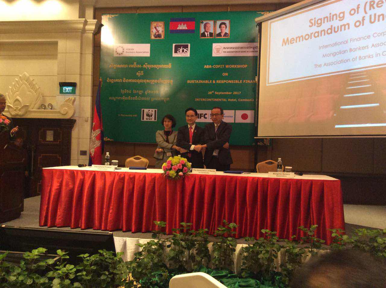 柬银行协会代主席文骏彬（中），与蒙古银行家协会执行长Unenbat Jigjid（右）和国际金融机构首席投资官Nguyen Hanh Nam交换协议文件。