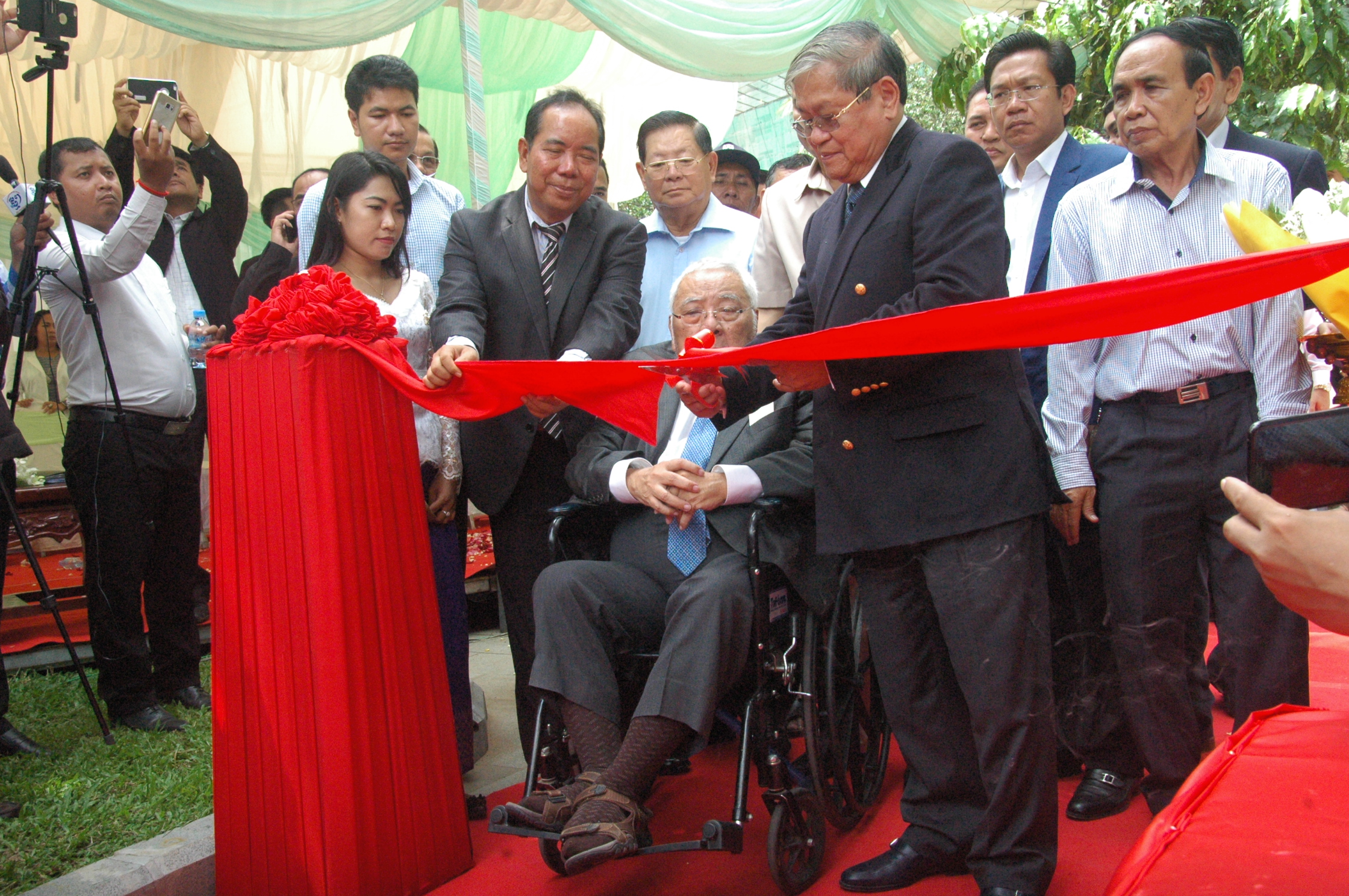 乔干那烈部长主持纪念內战期间被杀害国內外记者“纪念碑”剪綵仪式。