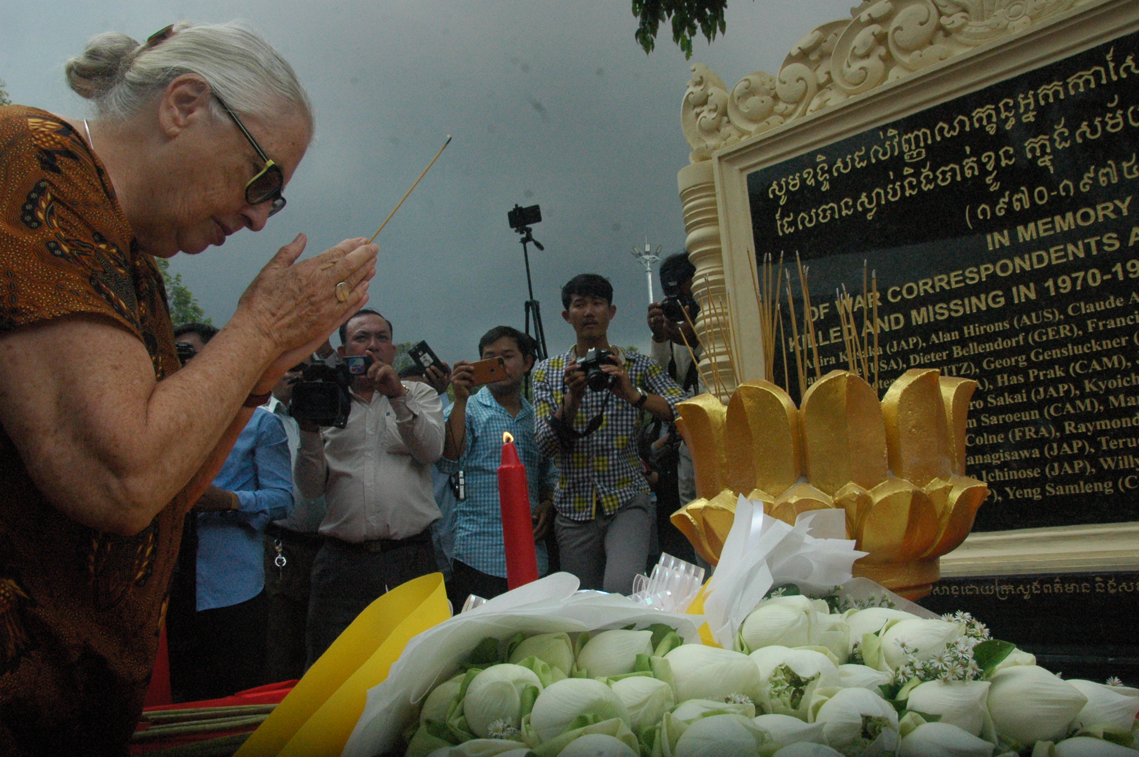 一些遇害的外国记者家属，特地前来祭拜家属亡灵。