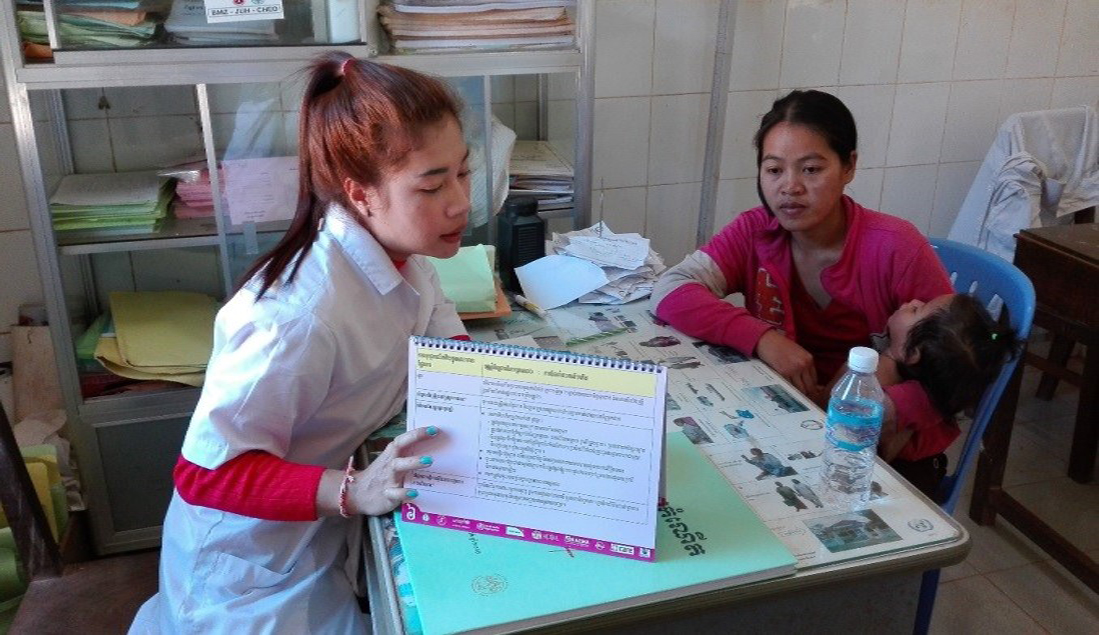 第二助產士占恩迭尼为一对母婴讲解產后护理。（图：柬埔寨星洲日报）