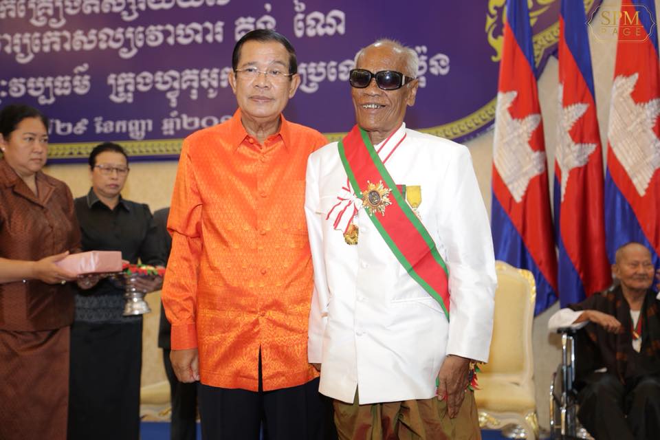 洪森为光奈长老授予国家荣誉勛章。（图：柬埔寨星洲日报）