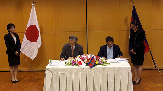 柬日两国代表签署援柬协议。（图：柬埔寨星洲日报）