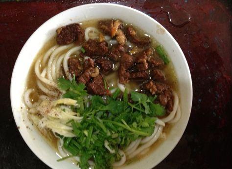 地道清汤牛肉米粉，適合儿童和青少年及不吃辣椒者，有滋阴补气的功效。