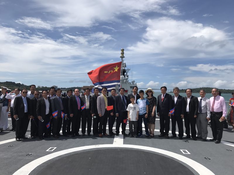 柬华理事总会代表团登上中国导弹驱逐舰长春舰参观。（图：柬埔寨星洲日报）