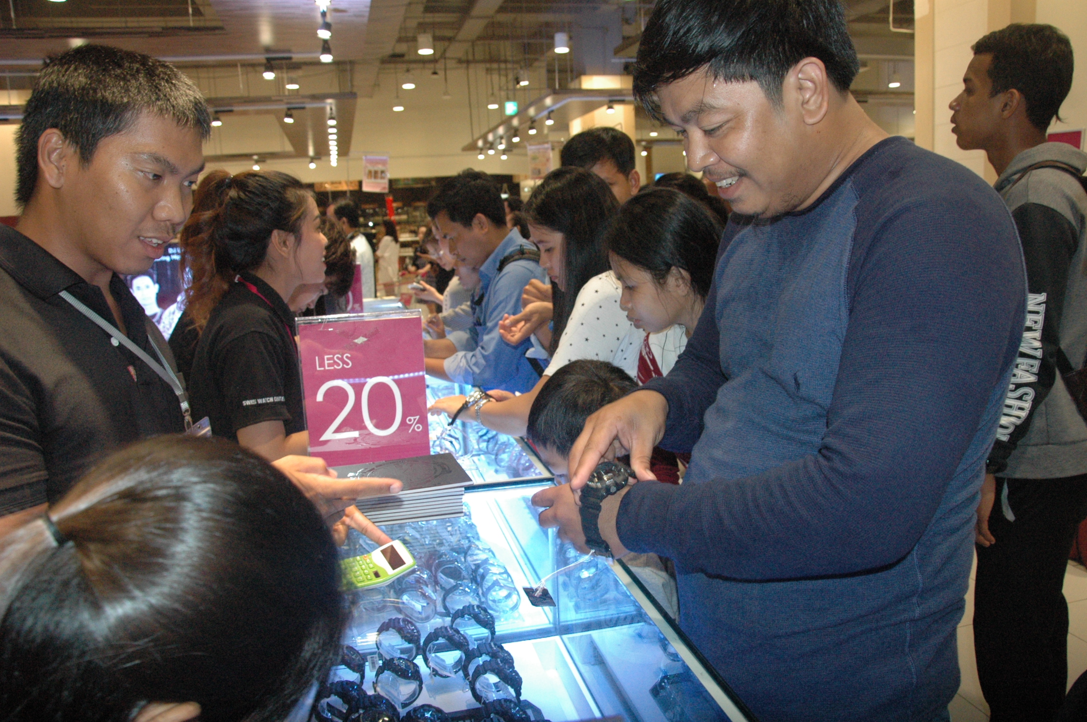 手錶特价优惠受民眾欢迎。（图：柬埔寨星洲日报）