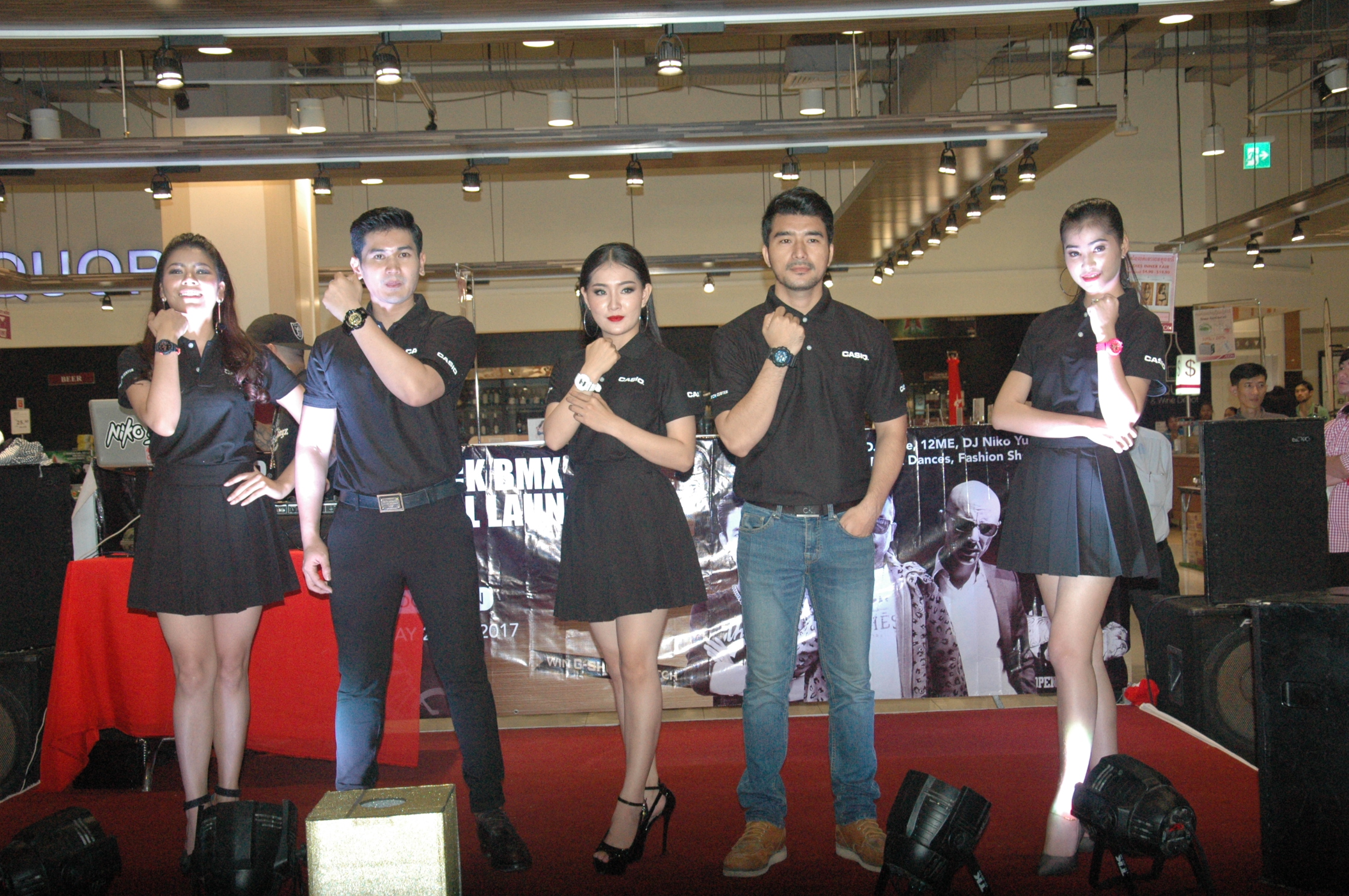 模特儿在舞臺上展示最新款G-SHOCK手表。（图：柬埔寨星洲日报）