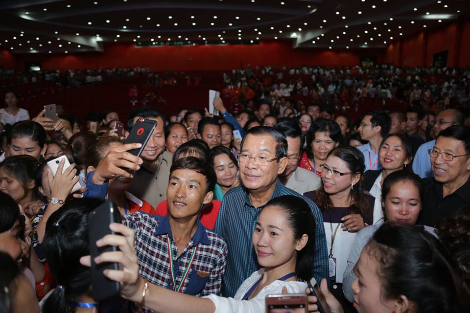 工人慰问仪式结束后，洪森总理和工人们自拍。 （图：柬埔寨星洲日报）