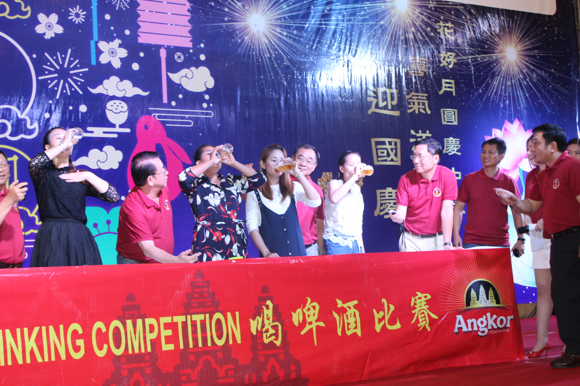 为增添活动喜庆气氛，晚宴还举办喝酒比赛。（图：柬埔寨星洲日报）