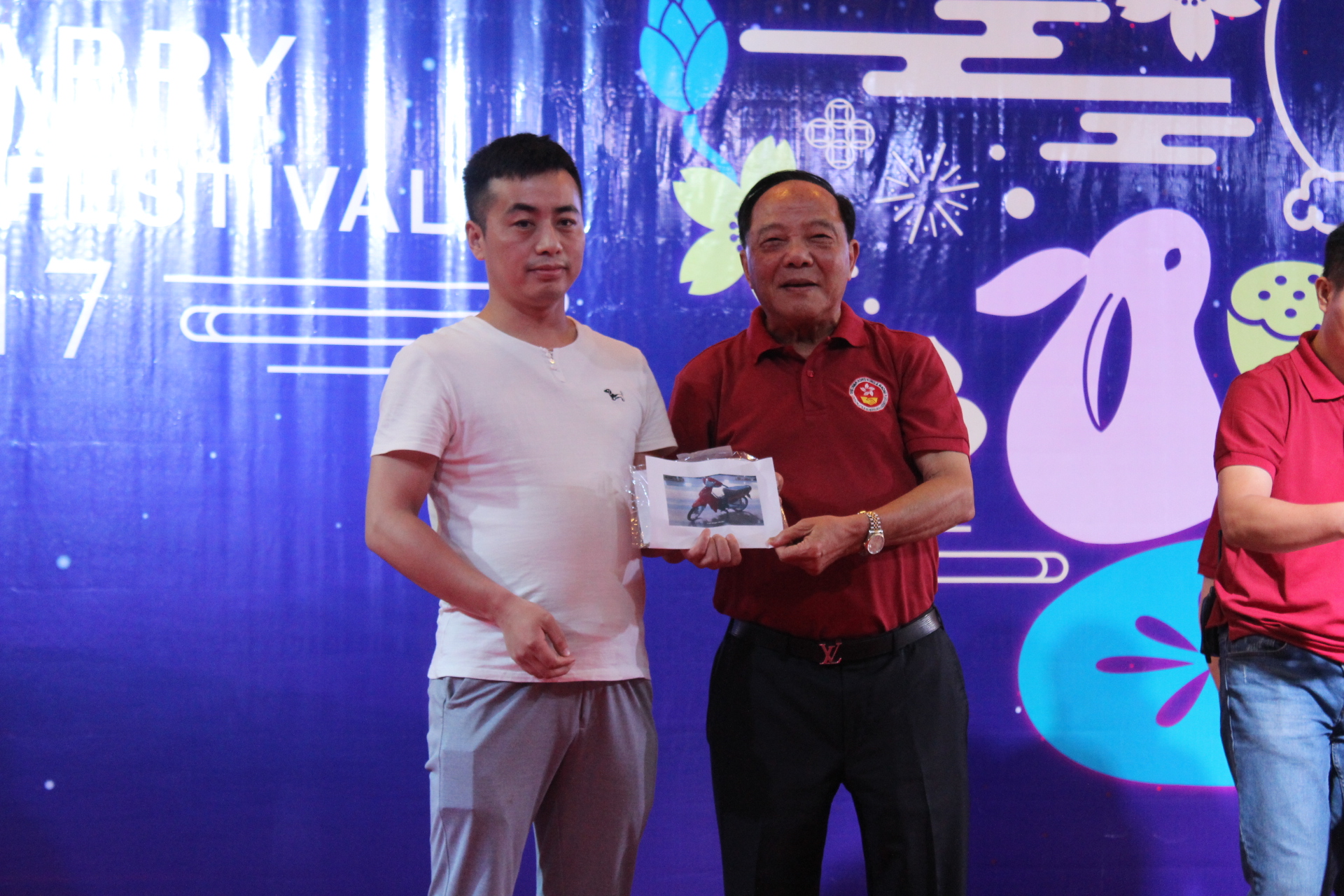 任瑞生勛爵为中奖者颁发奖品。（图：柬埔寨星洲日报）