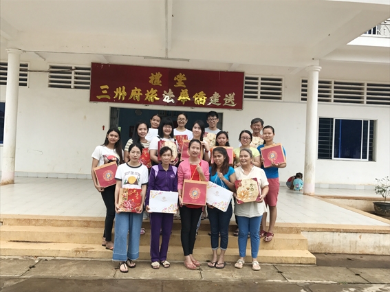 三州府新民学校领导中秋节慰问中国援教老师
