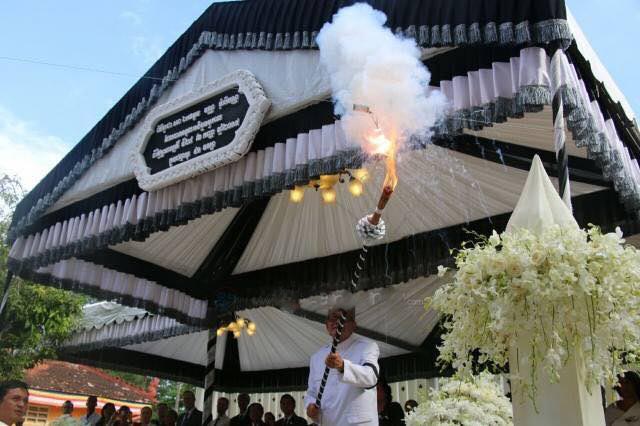 副总理兼王宫事务大臣贡桑奥启动点火。（图：柬埔寨星洲日报）