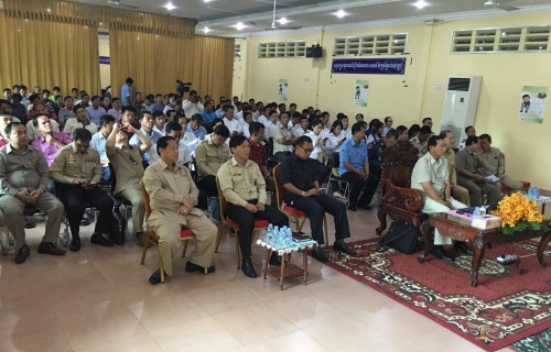 工业与手工业部和西哈努克省政府合作，共同举办“肃毒行动”宣传会。