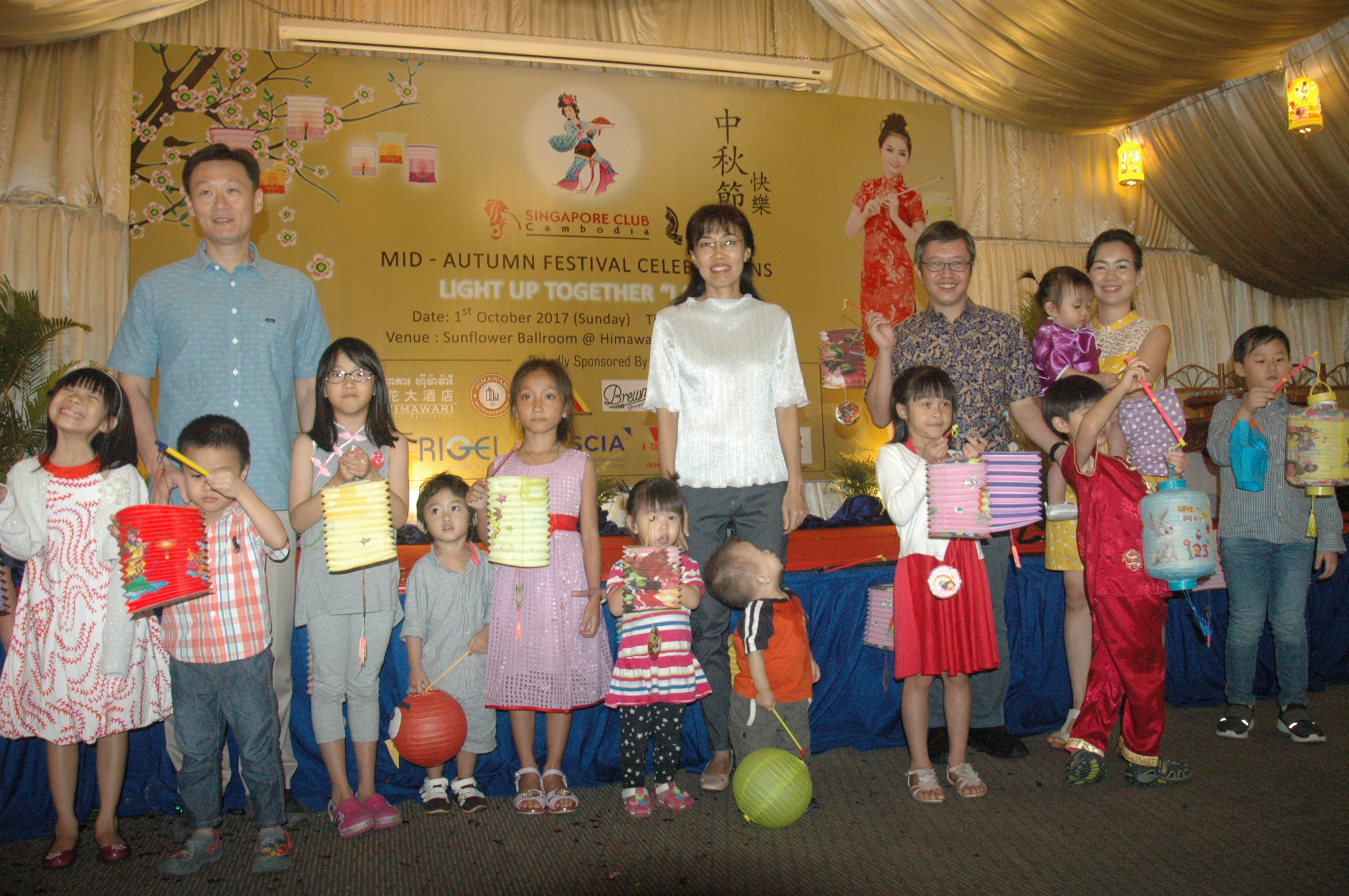 新加坡驻柬埔寨大使陈庆祥（左）与新加坡侨民及家属共庆中秋晚会。