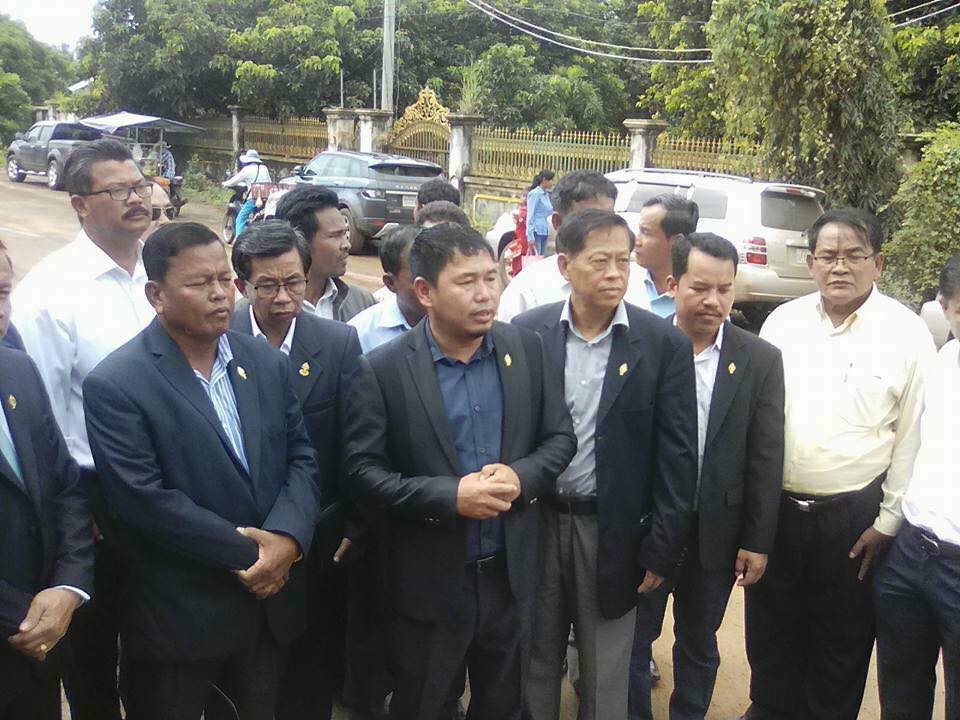 救国党议员於昨天上午再次尝试进入监狱探望庚速卡，惟因没有获得法院批准而遭警方阻止。