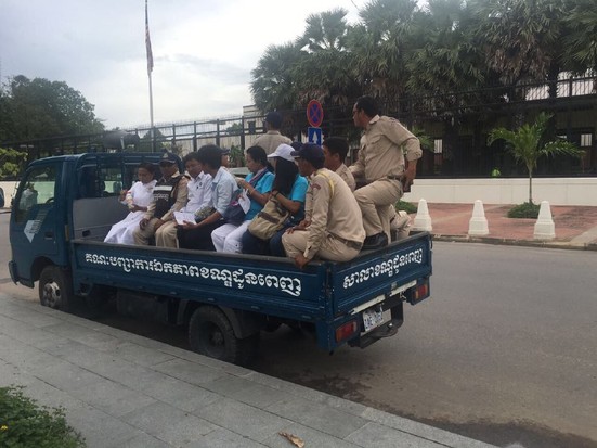 10名男女被隆边区保安扣留送往警局问话。