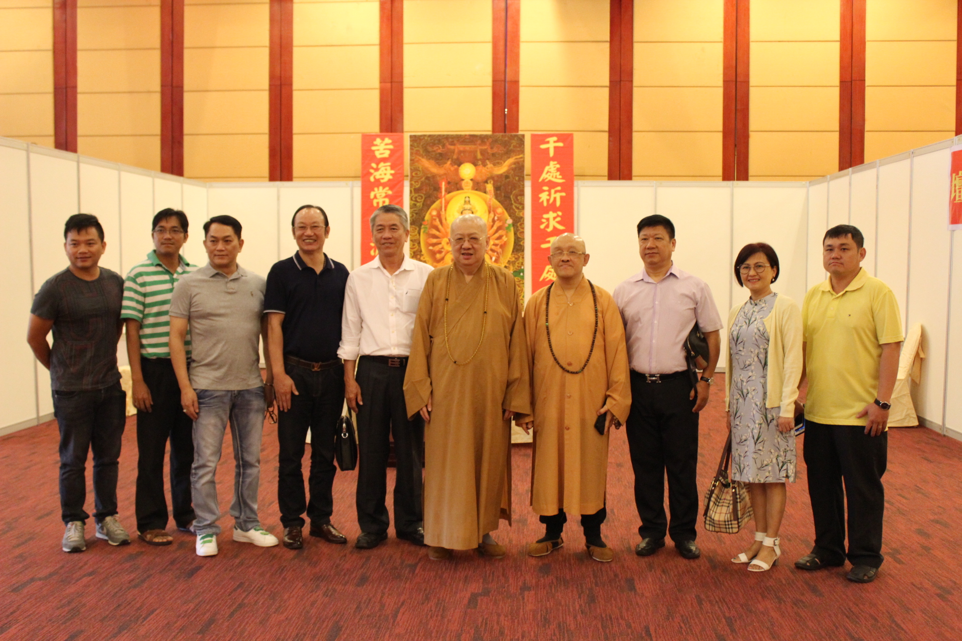 法师与组委会成员合影。