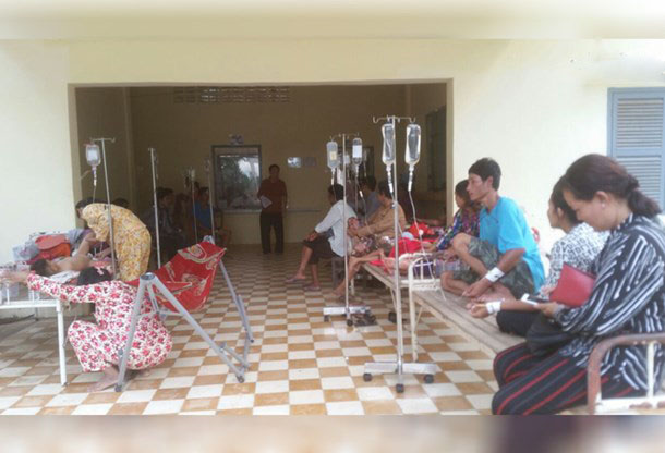 中毒的村民在医院休养。