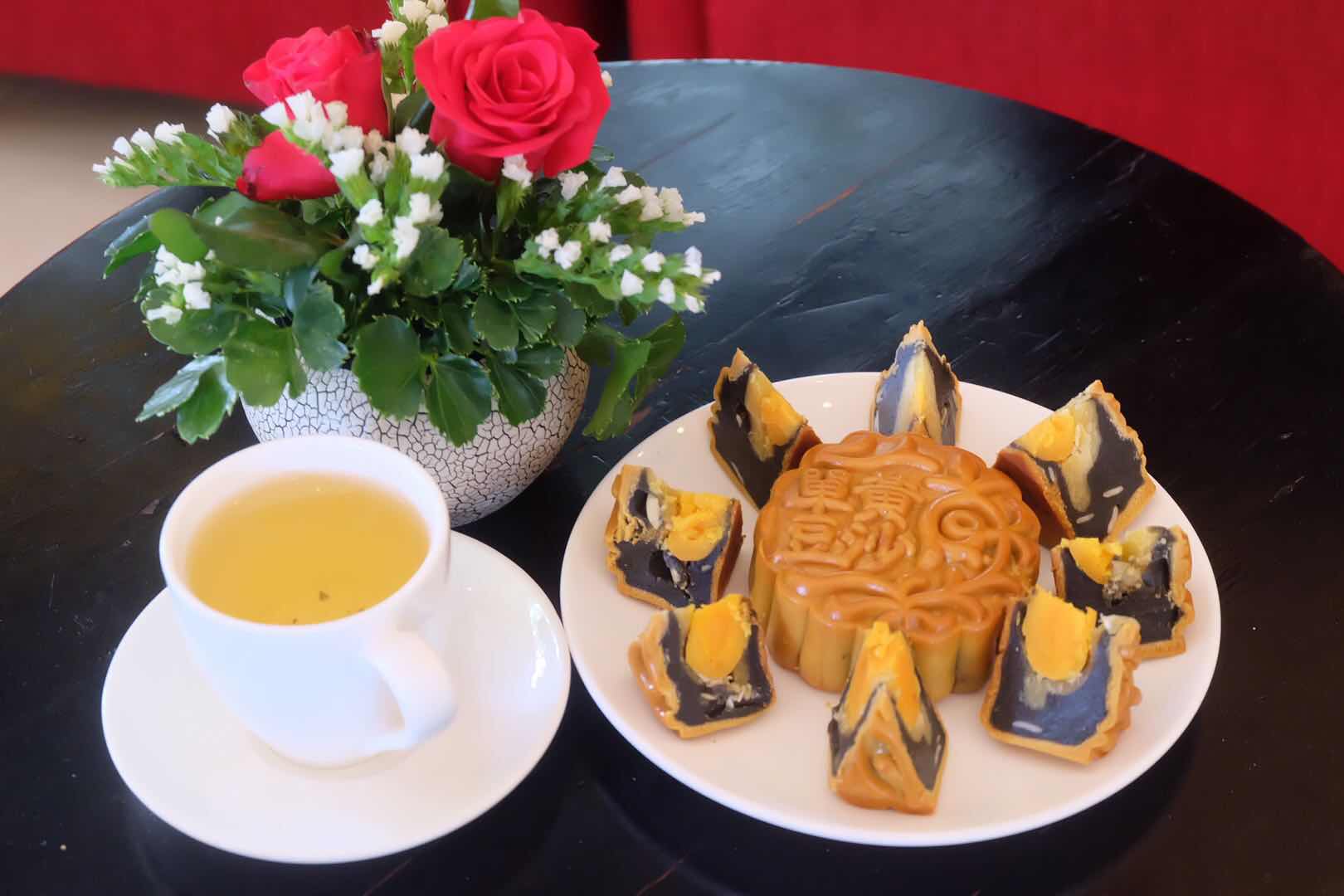 鱼生酒家月饼主打“食材在地化”，国產原料月饼內馅配茉莉花茶。
