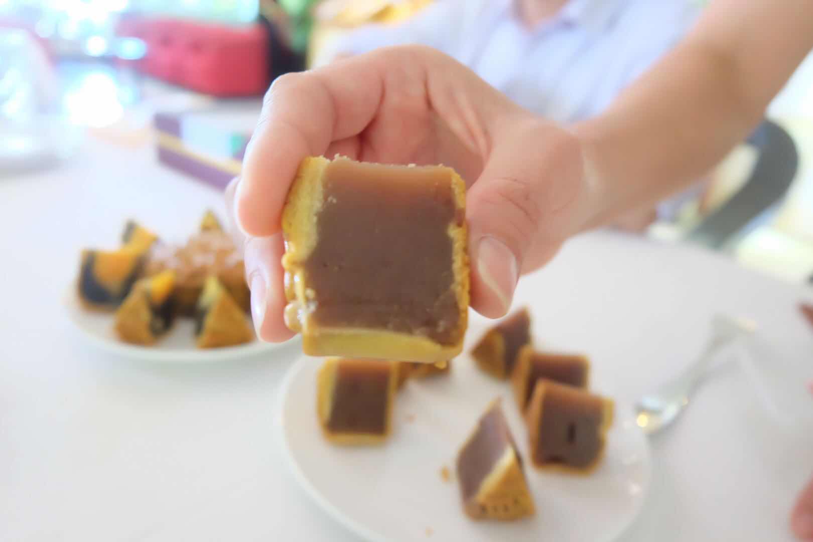 粤式月饼要求皮薄馅足，图中的蔓越莓月饼强调低糖保健，口感清新。