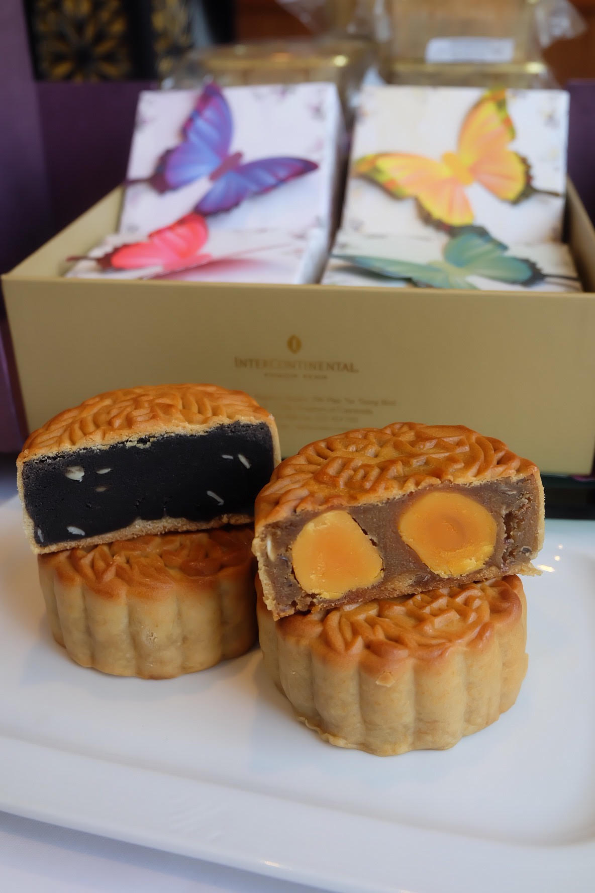 金边独一无二的“双黄法式鹅肝”与香气四溢的“黑芝麻蓉”月饼受市场欢迎。（图：柬埔寨星洲日报）