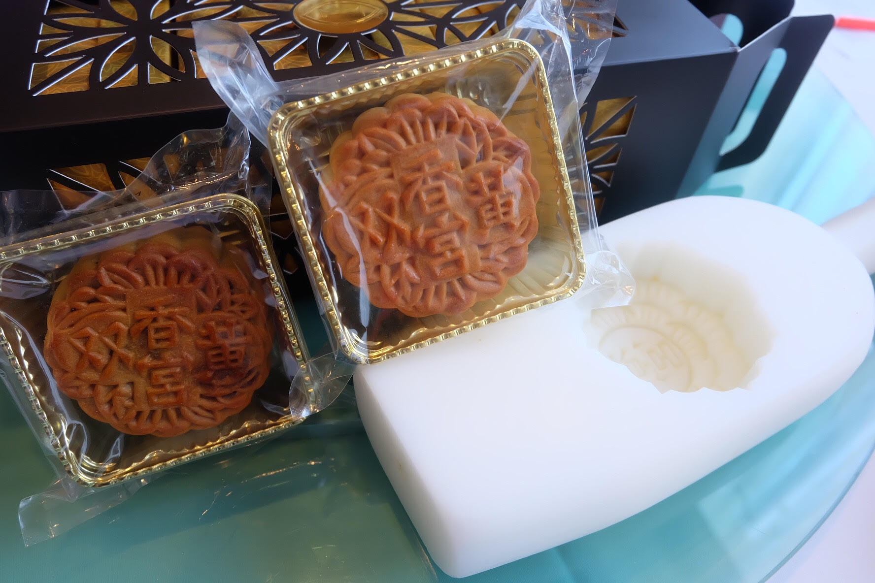 雕刻纹理分明的印模是制作月饼非常重要的工具。（图：柬埔寨星洲日报）