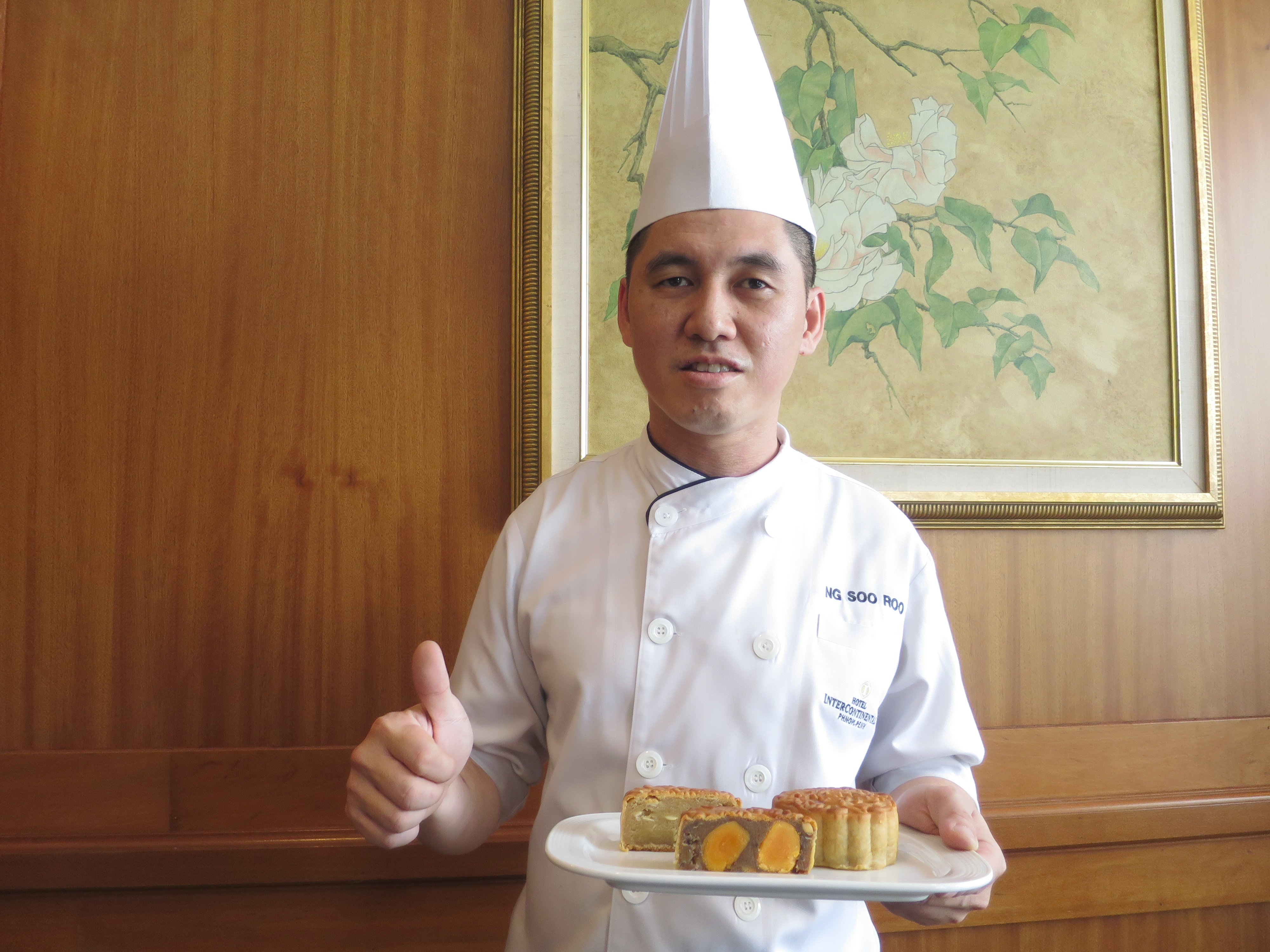 黄顺路厨师炮制的“法式鹅肝月饼”名列金边洲际酒店月饼销量榜首位。（图：柬埔寨星洲日报）