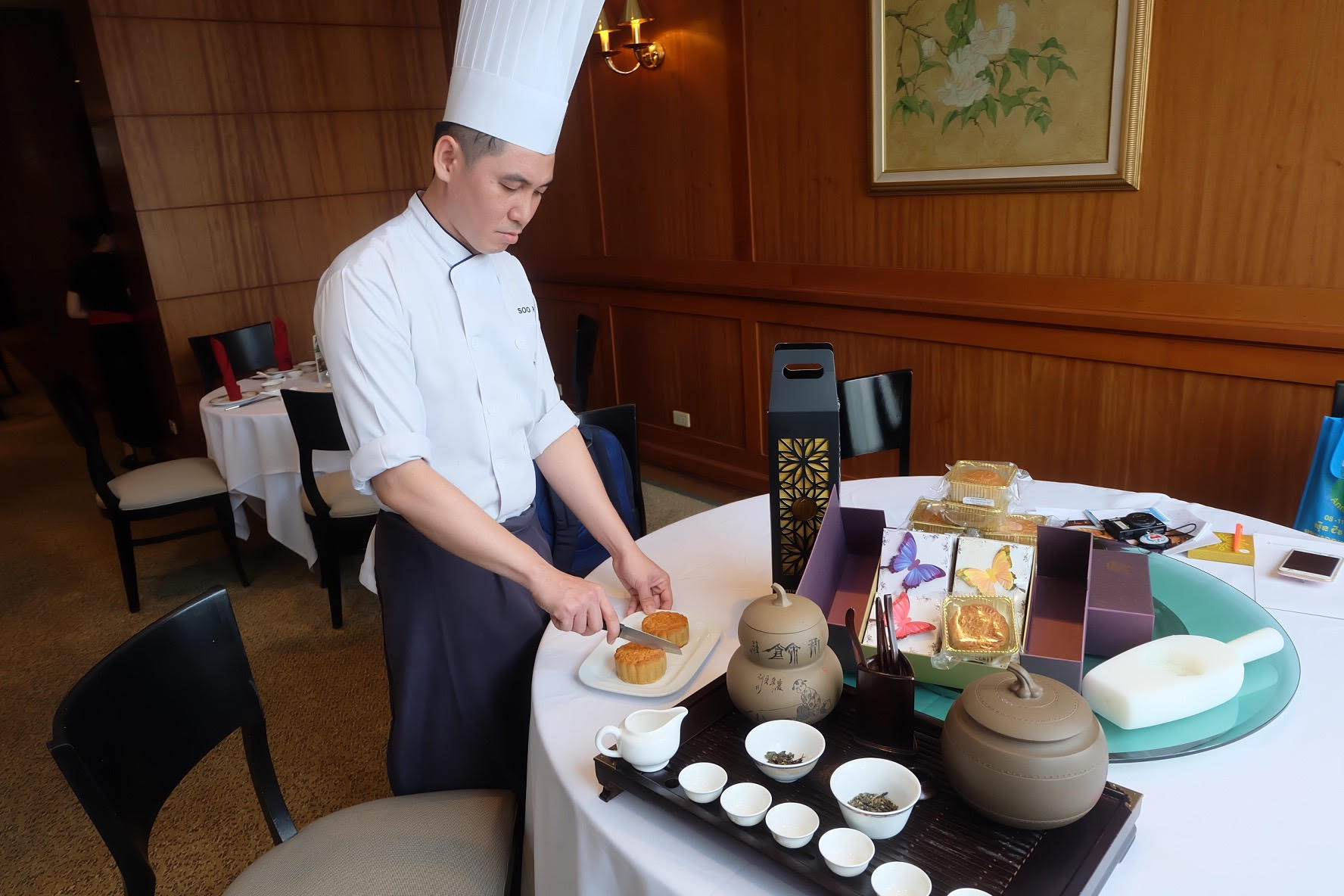 品尝月饼最好的配搭饮料首推中国茶。（图：柬埔寨星洲日报）