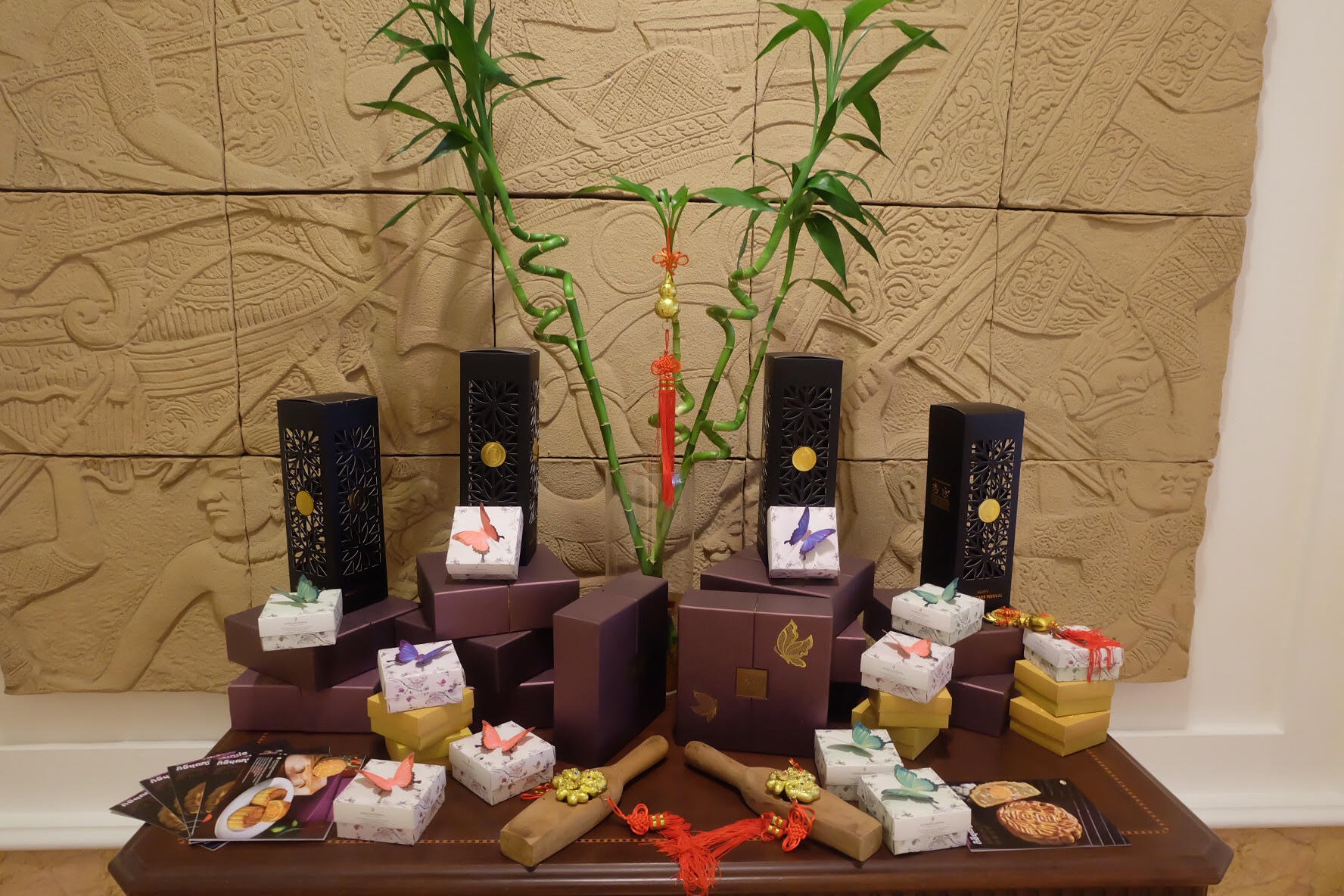 月饼市场竞爭大，饼家拼口味之余，也拼包装。（图：柬埔寨星洲日报）