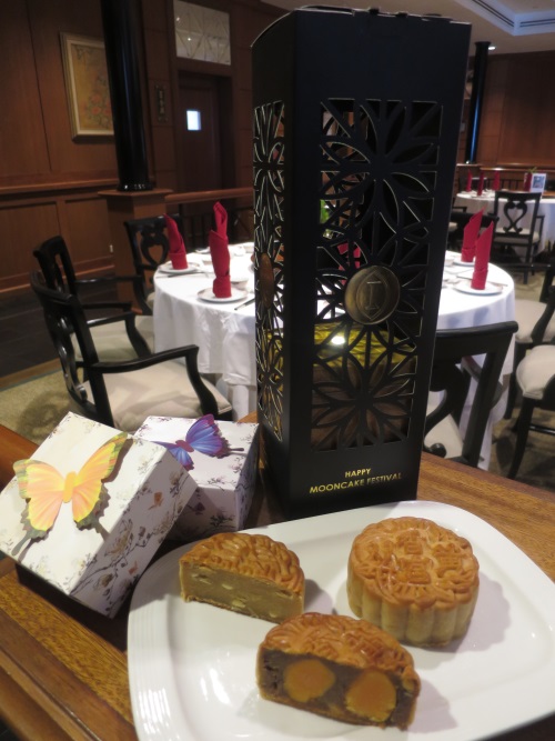 洲际酒店月饼“秋思礼盒”包装配有红酒，黑盒子也可作为纸灯笼装饰。（图：柬埔寨星洲日报）