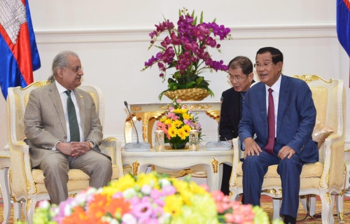 洪森与巴基斯坦参议院主席举行会谈。