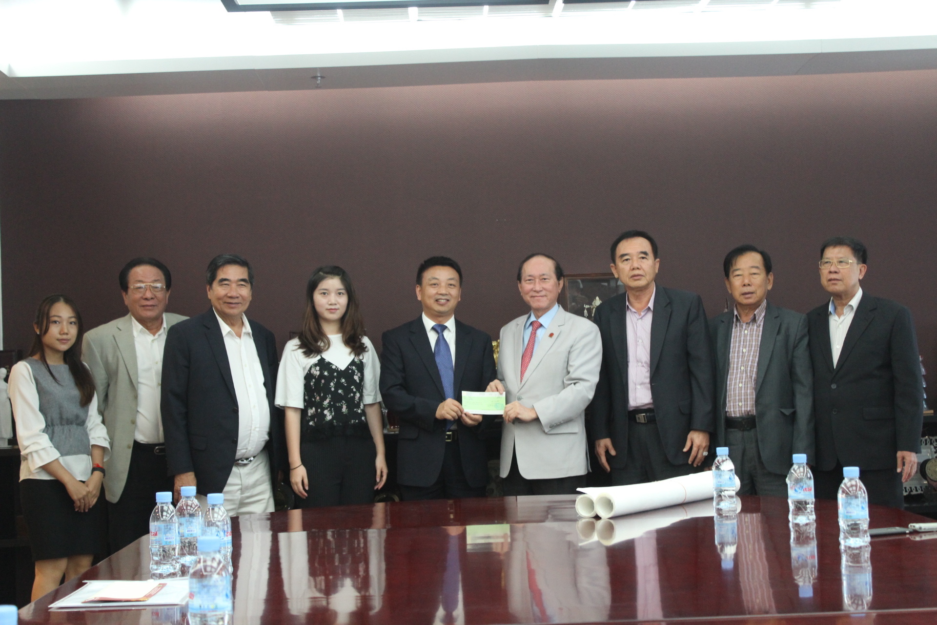 成都八益（柬埔寨）投资贸易有限公司捐2万美元，用於建设柬华理事总会新会址办公大楼。