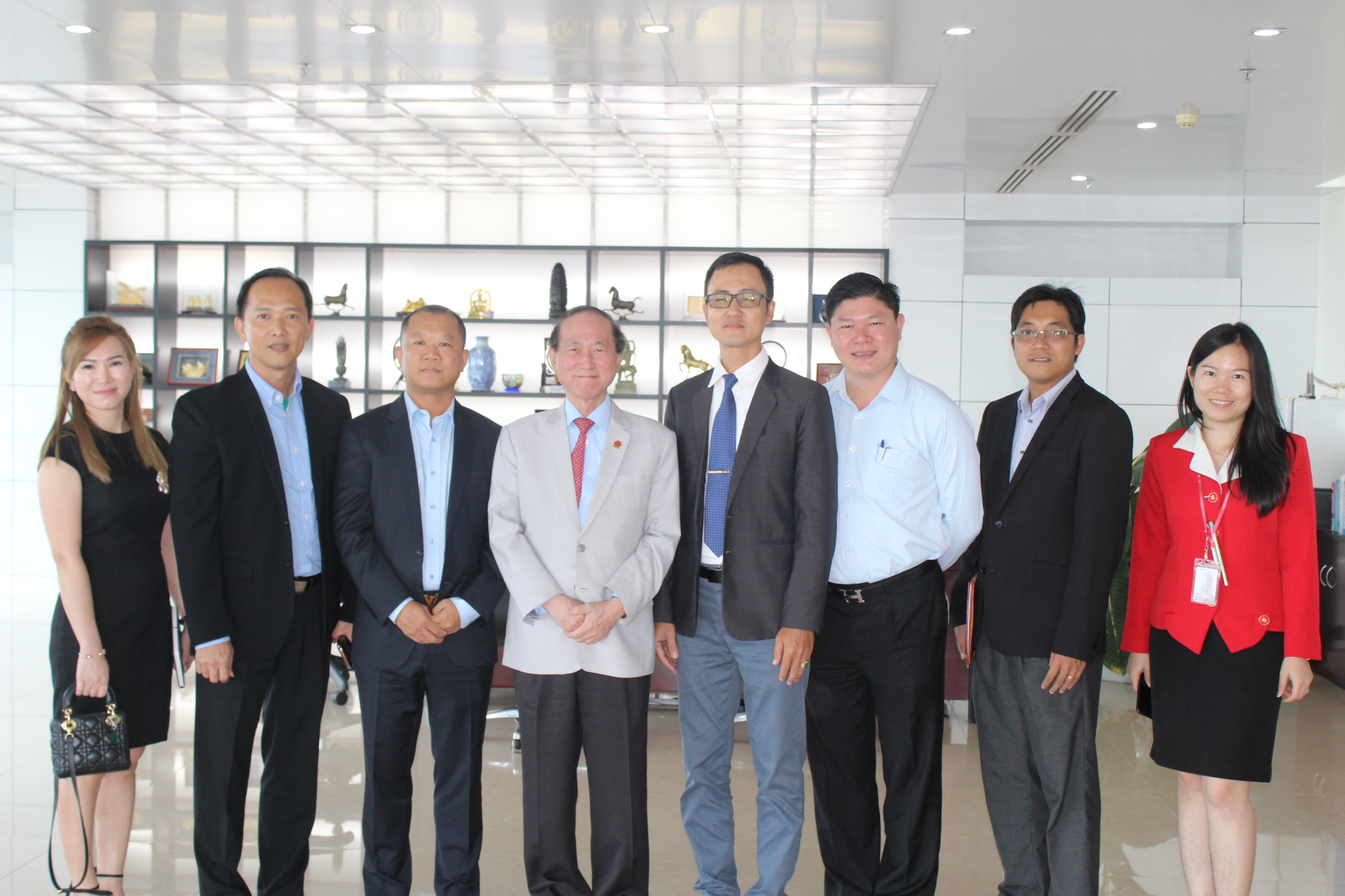 柬华理事总会青年团代表拜会方侨生会长。